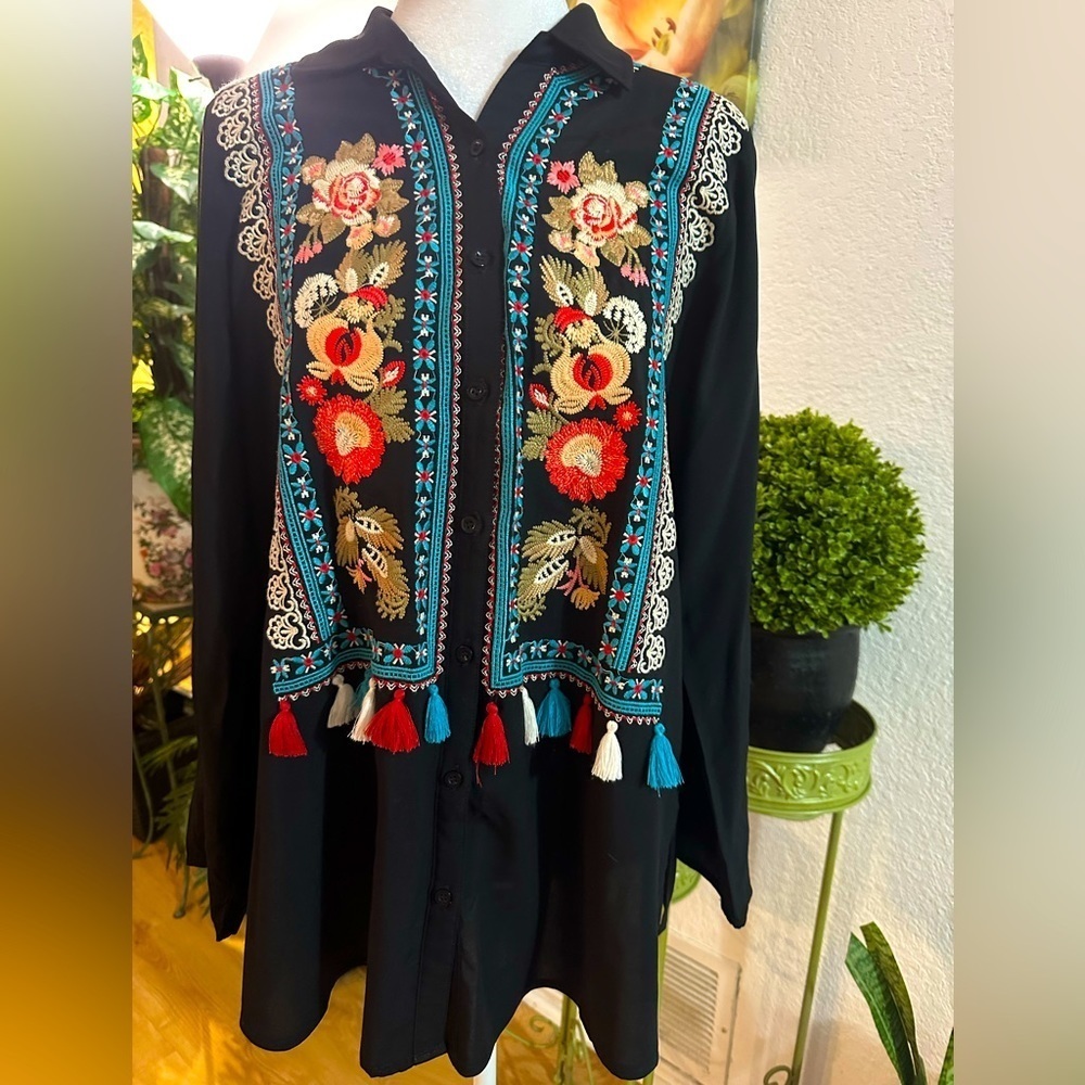 ANDREE by UNIT Embroidered Roll-tab Sleeve Tassel Shirt size S